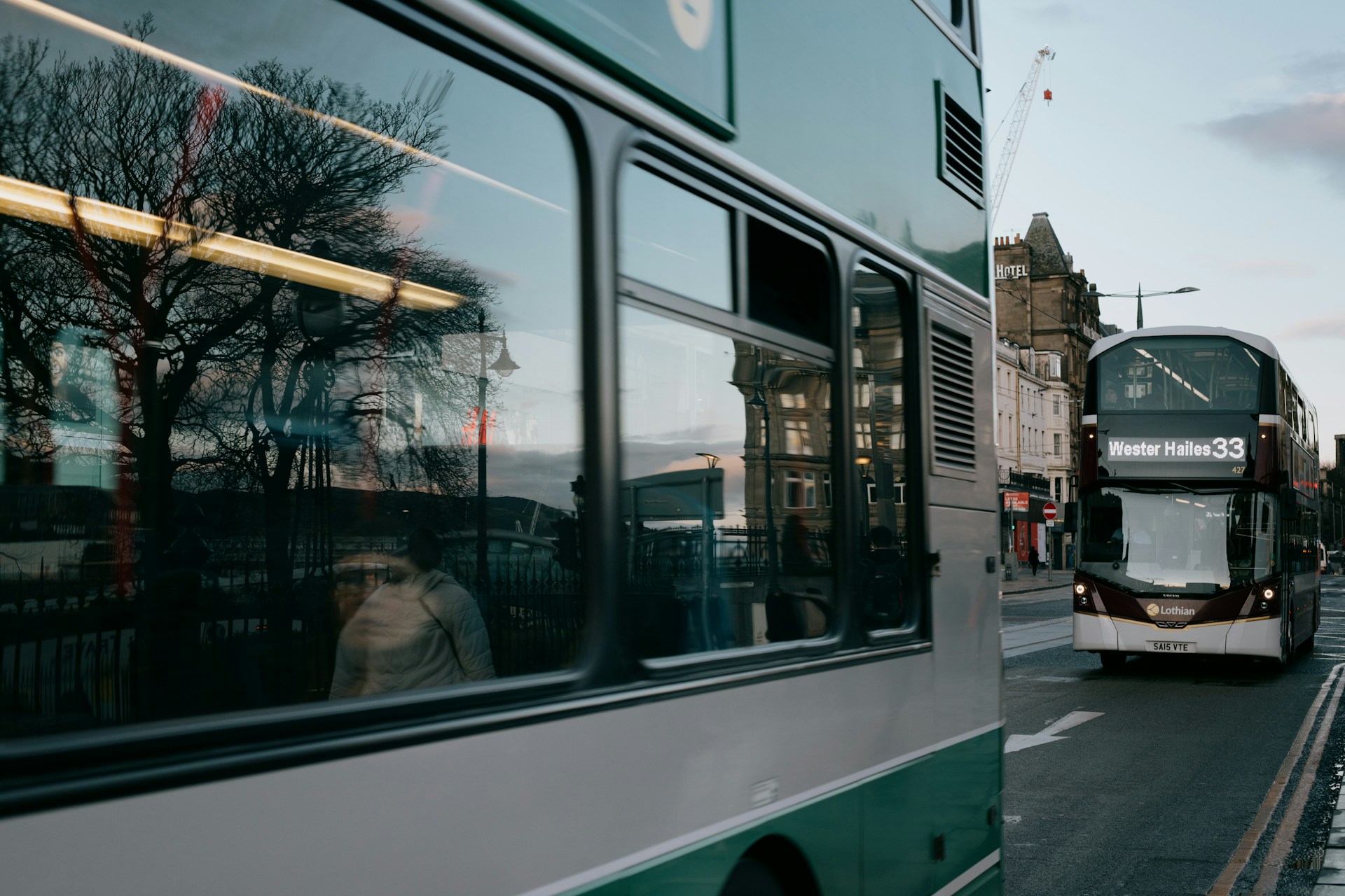 Edinburgh Airport to city centre: tram vs bus (times, frequency, and what to choose)