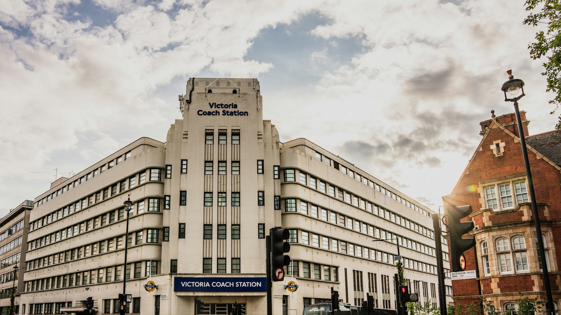 Stasher Becomes Official Online Luggage Storage Booking Provider for Victoria Coach Station